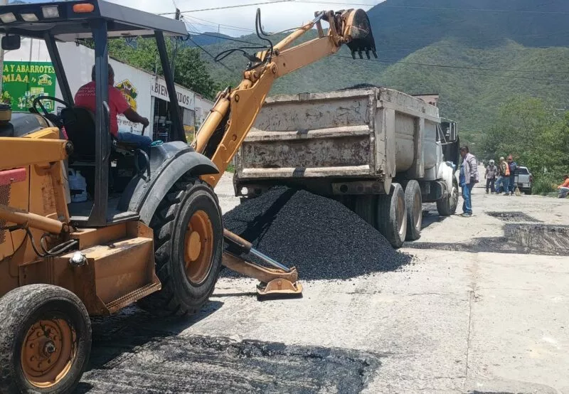 Ayuntamiento continúa con la rehabilitación de calles en Victoria.