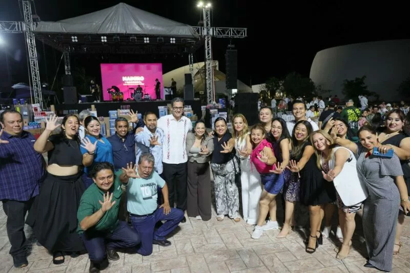 Reconoce Erasmo González Robledo labor del magisterio con magno festejo en el Parque Bicentenario