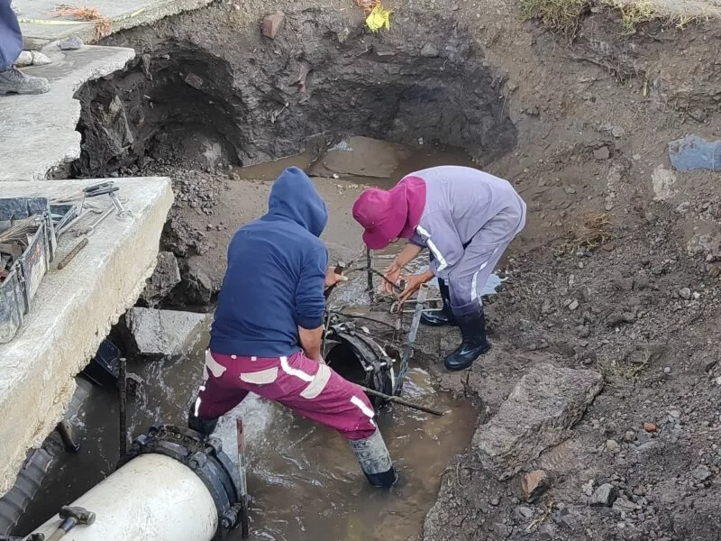 Mantiene Gobierno de Toluca atención a fuga en San Buenaventura, habrá bajo suministro del caudal