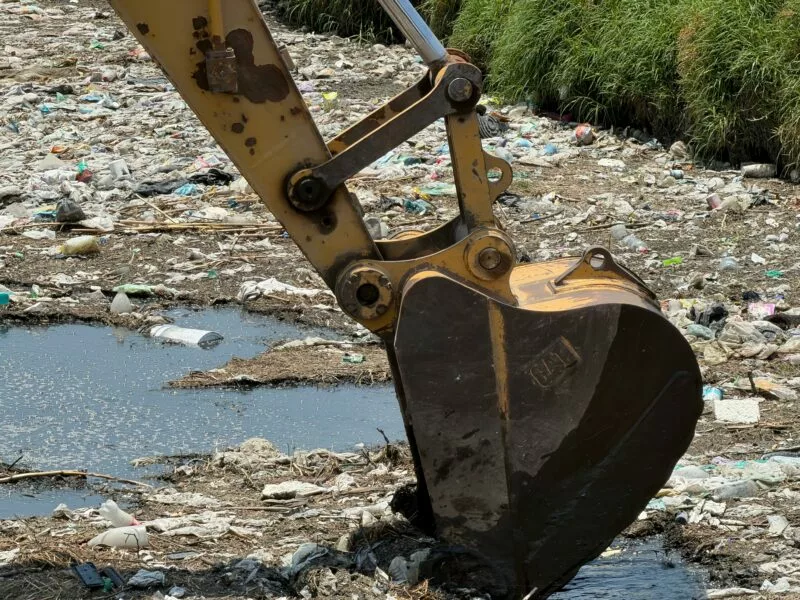 Continúan limpieza de canales y sistema de drenaje para mitigar riesgos de inundación en Toluca