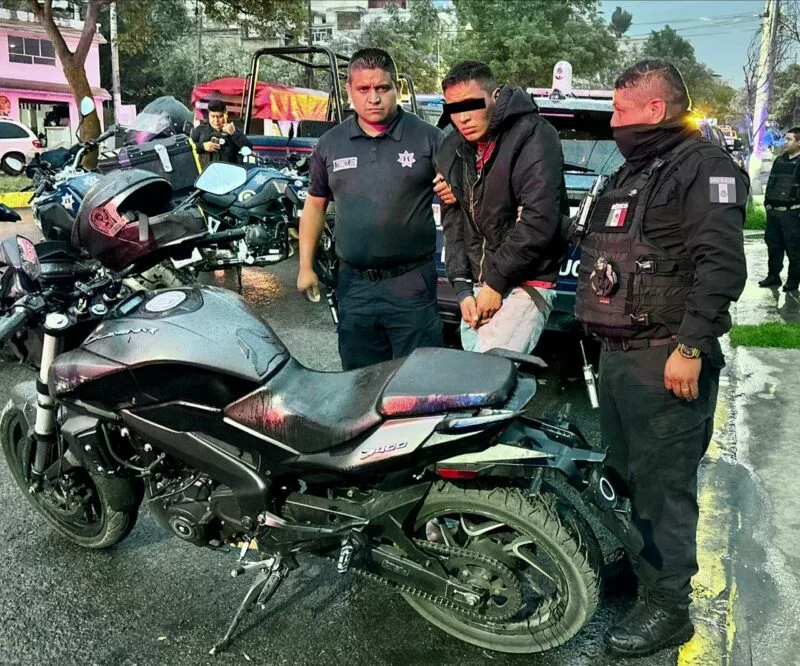 Captura Policía de Toluca a presunto «motorratón» con orden de reaprehensión vigente