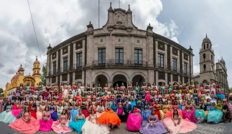 Cumplen Rocío Pegueros y Ricardo Moreno fiesta de ensueño a 152 quinceañeras