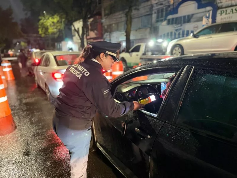 Caen 64 conductores ebrios en operativos de Alcoholímetro en Toluca
