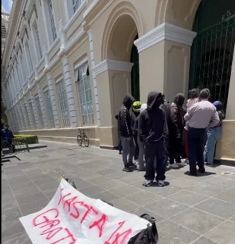 Crece la tensión en la UAEMéx; estudiantes exigen gratuidad y autoridades condenan intento de irrupción en Rectoría