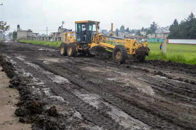 Interviene Gobierno municipal calle 25 de enero en Jicaltepec Autopan para mejorar movilidad
