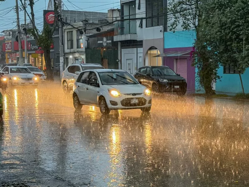 Llama Ricardo Moreno a extremar precauciones en asfalto mojado por seguridad de la ciudadanía