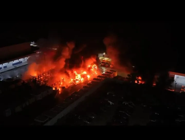 Incendio en planta y unidades de empresa Pesi Cola en Matamoros